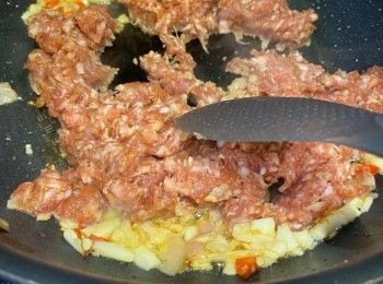 step4: 加入肉碎炒勻，下糖兜炒一會，加入魚露及蠔油炒勻。