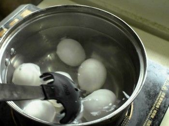 step3: 煮的過程用湯匙輕輕翻動雞蛋，讓蛋黃保持在中間
