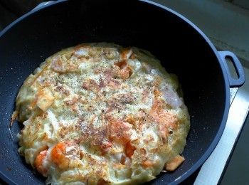 step6: 翻面後灑上黑胡椒與鹽，續煎4-5分鐘即可出鍋