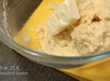 step3: 在混合物加入鮮奶酵母，用電動攪拌器攪拌5分鐘，再加入牛油攪拌5分鐘，形成一塊麵團，然後靜置15分鐘。