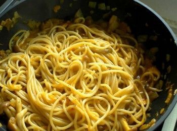 step7: 放入煮好的義大利麵拌炒均勻