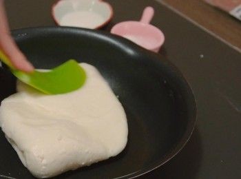 step3: 關火加入木著粉，期間要不停攪拌，把所有材料拌成光滑麵團。