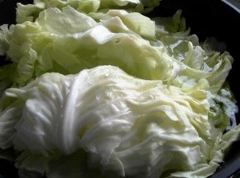 step2: 高麗菜葉洗乾淨後用熱水燙1分鐘至軟