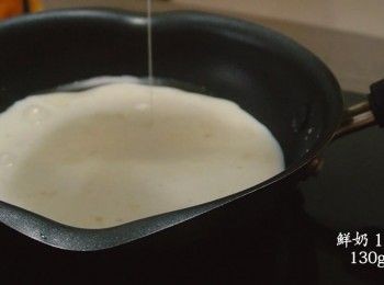 step1: 在鍋中加入鮮奶和油, 用小火煮至輕微沸騰。