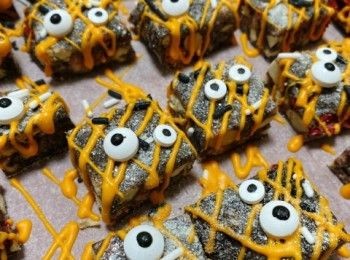 step10: 將雪花酥鋪放在放涼架 / 牛油紙上，輕輕灑上奶粉及朱古力針。