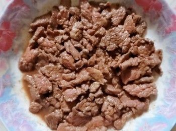 step4: 最後黑胡椒粉灑在牛柳絲表面，即能完成