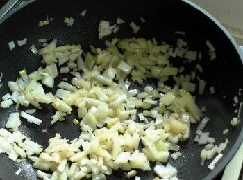 step4: 熱鍋加油，放入洋蔥爆香