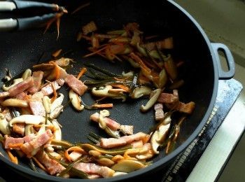 step2: 放入胡蘿蔔絲、香菇絲、昆布絲拌炒均勻