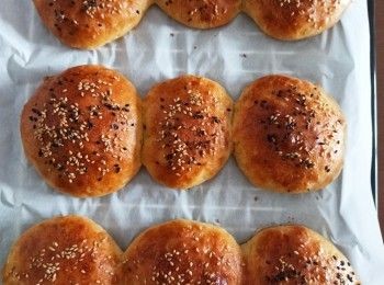 step1: 麵粉過篩，全部材料混合至無粉狀。
保鮮紙封面，發酵至兩倍大，均勻攪拌3分鐘，分8份。
由外到內摺向中間，收口向下放烤盤，保鮮紙封面，發酵至兩倍大。