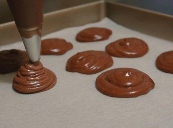 step7: 把麵糊放入唧袋，平均把麵糊唧到焗盤上，把麵糊一邊唧一邊提高成品會比較挺身。