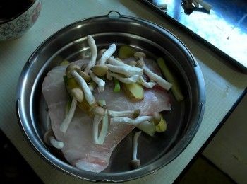 step2: 草魚上鋪上另一半蔥段與薑片以及鴻喜菇