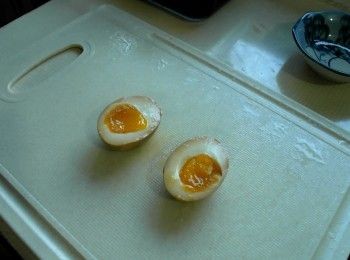 step6: 將剝好殼的雞蛋放入冷卻的醬汁中，放入冰箱冷藏至少1天即可食用