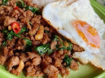step6: 配上煎蛋和白飯，即可享用。
