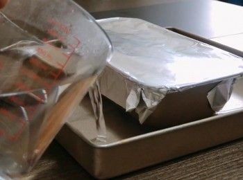 step5: 把<span class="group_1">布丁</span>模鋪上錫紙，用水溶法170°C焗50分鐘，焗至表面凝固。