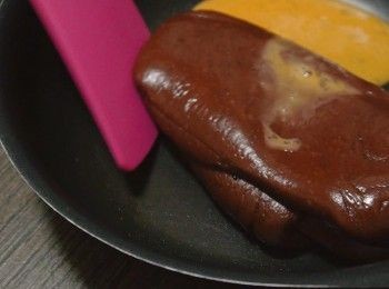 step5: 把雞蛋打勻，把蛋液分三次加入麵團，每次拌勻至麵團完全吸收所有蛋液，直至適當稀杰度。(提起膠刮時，大部份慢慢麵團掉下來，剩下2-3吋長的麵團都掛在膠刮上呈倒掛三角形)