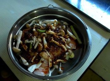 step3: 淋上所有<span class="group_2">調味料</span>，放入電鍋蒸10-15分鐘