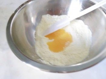 step2: 先加 40 g 煉奶拌勻搓成粉團。。如未能成團。。可逐小加入煉奶。。