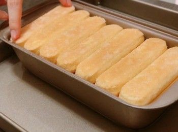 step6: 把<span class="group_1">布丁</span>取出，在<span class="group_1">布丁</span>表面鋪上已沾鮮奶的手指餅。鋪上錫紙，用150°C焗15分鐘。