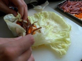 step3: 將燙軟的高麗菜葉鋪平後放上適量的香菇絲、胡蘿蔔絲、木耳絲、火腿絲