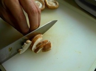 step1: 鴻喜菇去根撥開；香菇切片；洋蔥切末