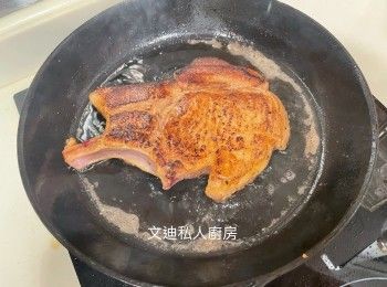 step1: 豬鞍洗乾淨，拍鬆豬鞍，側邊可以介一刀防卷曲，用醃料醃一小時