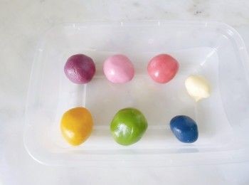 step5: 分開數份。。加入不同天然色粉搓勻。。