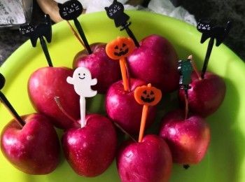 step1: 先將小蘋果洗修再用籤將佢從蒂開始拮
好固定備用