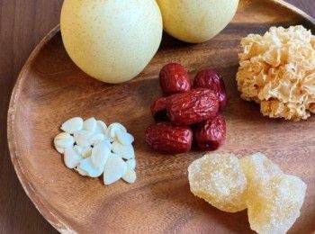 step1: 雪梨去皮、去核，切塊；各種材料分別浸水洗淨；紅棗去核；雪耳浸軟，去蒂，撕開小塊。