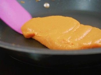 step3: 把南瓜泥放入鍋中，用中小火翻炒至乾身，然後加入冰糖粉和牛油，不斷翻炒至挺身並結成一團，然後待涼。