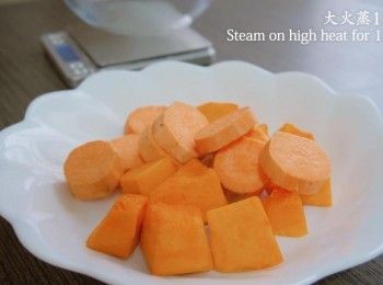 step1: 把南瓜和番薯清潔乾淨並去皮切件，用大火蒸15分鐘。