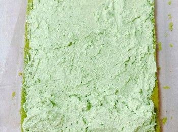 step9: 蛋糕放涼後切走四邊，塗上抹茶忌廉，捲起壓實，冷凍最少2小時。