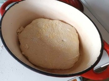 step5: 打開鑄鐵鍋蓋，放入麵糰，蓋上鍋蓋，焗30分鐘，然後拿開鍋蓋，再焗20-25分鐘即成