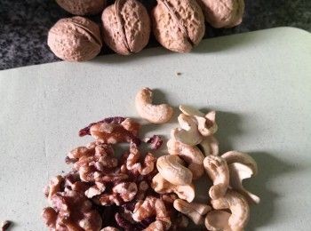 step2: 將果仁烤好打碎放入玻璃碗內備用