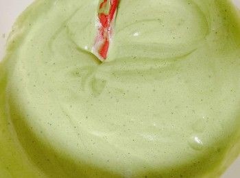 step4: 把3分1打發好蛋白混合至步驟2的混合物中。