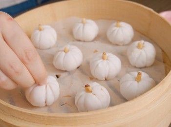 step10: 在蒸籠上鋪上牛油紙，放上南瓜包，水沸後用中火蒸15分鐘完成。