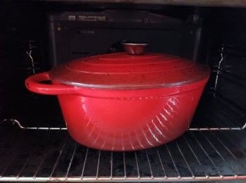 step4: 將鑄鐵鍋放入焗爐內，將焗爐預熱220度C