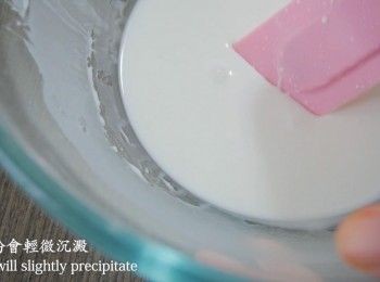 step4: 把木薯粉加入水拌勻，木薯粉會輕微沉澱。