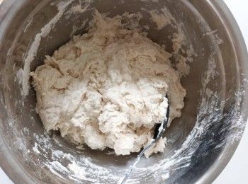 step1: 將麵粉放入大碗內，加入酵母和鹽，拌勻。再加入清水拌勻 （麵糰是非常濕潤）用保鮮膜包好