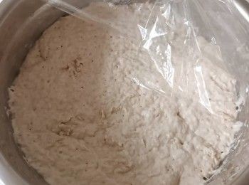 step2: 放在陰涼處(大約20度C的環境），發酵12-18小時。麵糰表面會有氣泡出現
*溫度非常重要，我是放入沒有開的烤箱內）