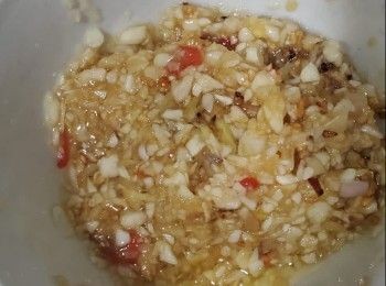 step2: 蒜蓉醬，蒜頭去皮將他剁碎放入碗中，辣椒設成絲狀放入碗中，乾蔥去皮剁碎放入碗中撈勻備用，將一半蒜蓉放入鑊中爆香軍火，倒入另一半蒜蓉撈勻，加入調味料：鹽半茶匙，糖一茶匙，雞粉一茶匙，美極醬油一湯匙，胡椒粉半茶匙一同撈勻備用