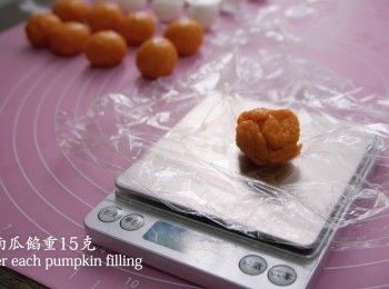 step7: 把麵團和<span class="group_2">南瓜餡</span>平均分成10份，每顆麵團重10克，<span class="group_2">南瓜餡</span>重15克，把它們滾成圓形。