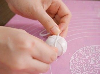 step9: 用綿繩把麵團捆綁做成南瓜紋，在頂上插上一粒松子仁或提子乾。