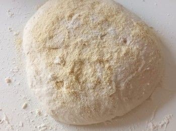 step3: 將麵糰放在灑有麵粉的枱上，將麵糰對摺4次，然後做形。在麵糰表面灑上麵粉，再蓋上布或保鮮膜，靜置一個小時