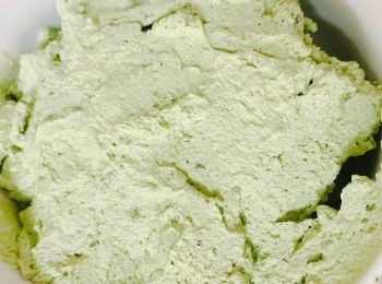 step8: 把忌廉以低速打發,，加入砂糖及抹茶粉打發至堅硬挺身，放入雪櫃冷藏備用。