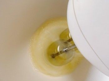 step3: 把蛋白打發，分3次加入15g砂糖。