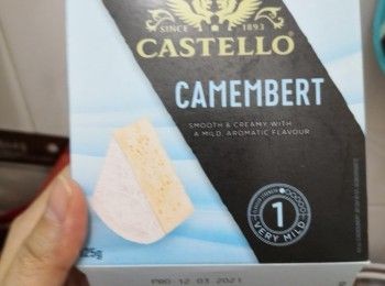 step1: 先將芝三種芝士放在陶製的鍋內隔水座溶後慢慢加入白酒煮成奶糊狀,必須慢幔煮到酒精完全揮發悼才可