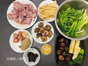 step1: 急凍羊腩用鹽水（鹽約2茶匙）浸下，沖洗羊腩直至水清澈即可，冬菇需預早浸軟身備用