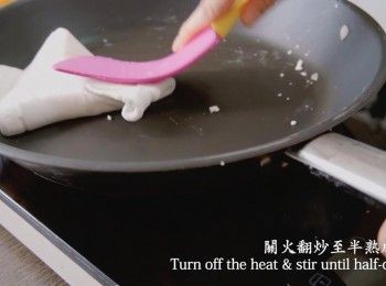 step5: 把木薯粉水倒入鍋中，用小火烹煮不斷翻炒成團，然後關火繼續翻炒至半熟。