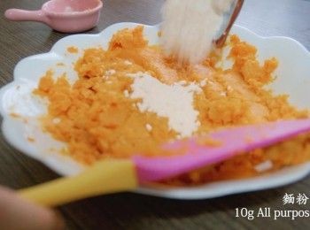 step2: 把南瓜和番薯的水倒去，然後壓成泥狀，再加入鹽、吉士粉和麵粉拌勻。