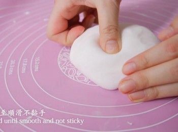 step6: 把麵團用手揉搓至沒有粉粒，可加入小許木薯粉防止黏手。